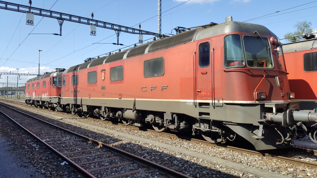 Vorserienlok Re 6/6 11603 Wädenswil, abgestellt im Bahnhof Bülach 14.04.2017. Wie es der Zufall so will, ist sie gerade mit ihrer Schwester Vorserienlok 11604 Puffer an Puffer abgestellt.