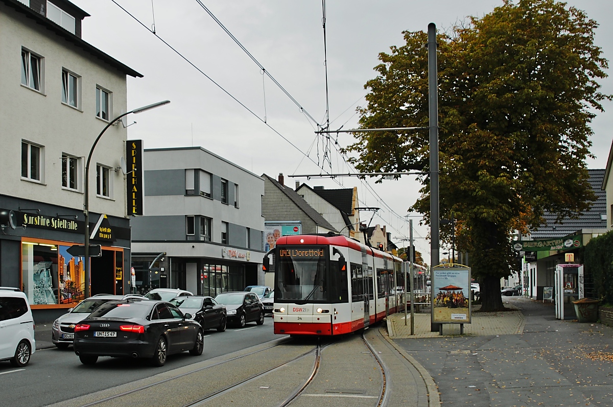 Vorsicht Gegenverkehr - NGT8 34 und ein weiterer NGT8 verlassen am 15.10.2019 die Haltestelle Bockumweg in Dortmund-Wickede