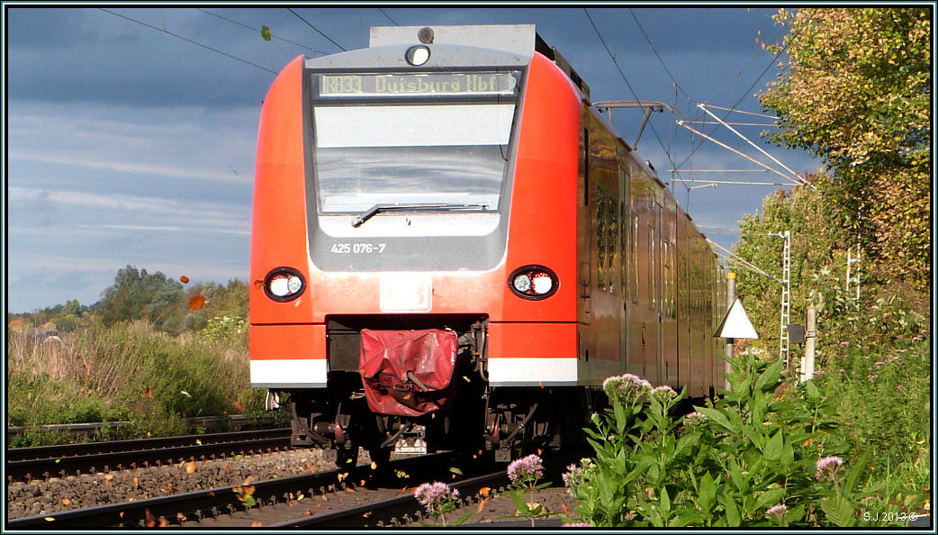 Vorsicht! Tieffliegende Bltter sind unterwegs. Herbstliche Momentaufnahme der 
Rhein Niers Bahn (RB33) am B in Rimburg,Oktober 2013.