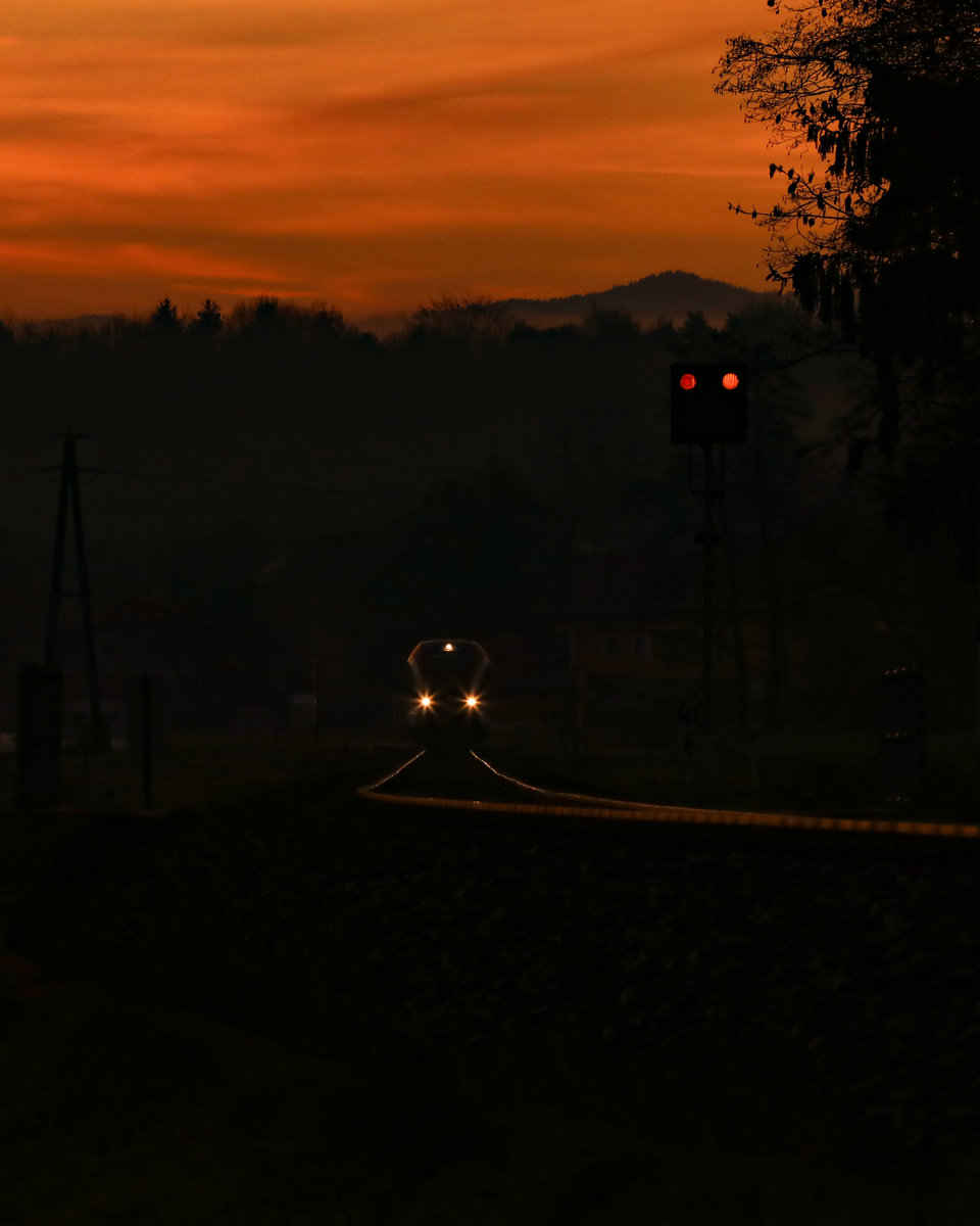  VORSICHT  Zug kommt . Der Morgen des 13.11.2018 bei St.Peter i.s.
