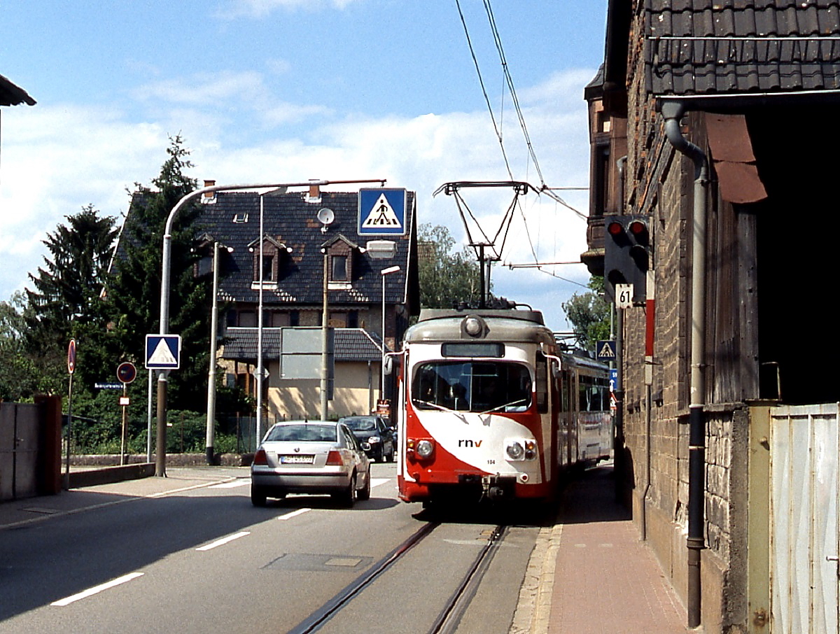 Vorsichtig passiert Tw 104 des RNV im Sommer 2008 die Engstelle in Großsachsen, die entgegenkommenden Autos müssen auf die Gegenfahrbahn ausweichen