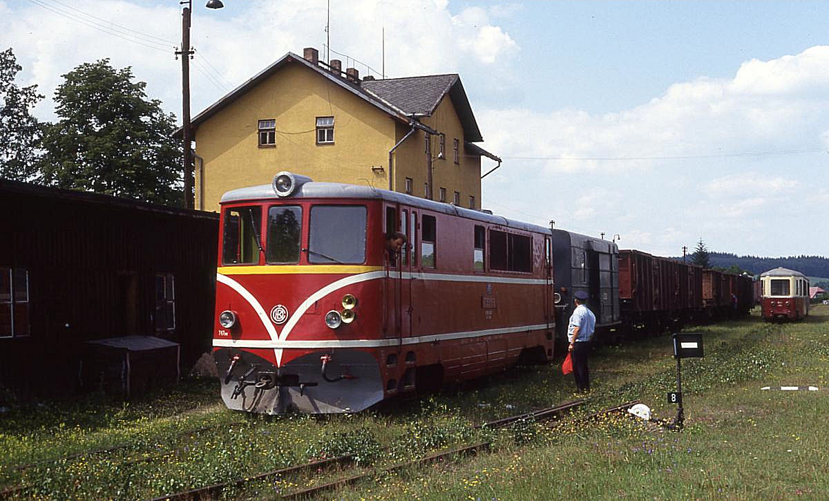 Vorsichtig rangiert 705919 am 8.6.1992 im Bahnhof Nova Bystrice.