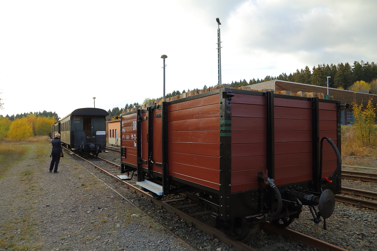 Vorsichtig rangiert 99 234, am Abend des 21.10.2018, ihren IG HSB-Sonderzug, von der Zugführerin über Sprechfunk geleitet, an den abgestellten Güterwagen zum Ankuppeln heran.