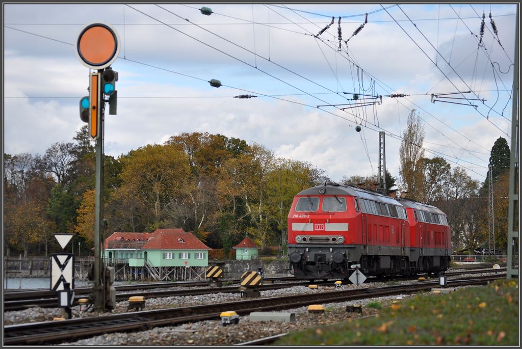 Vorsignal auf dem Seedamm von Lindau, wo die 218 499-2 und die 218 476-0 auf die Ankunft des EC aus Innsbruck nach M�nster/Westf. warten. (05.11.2013)