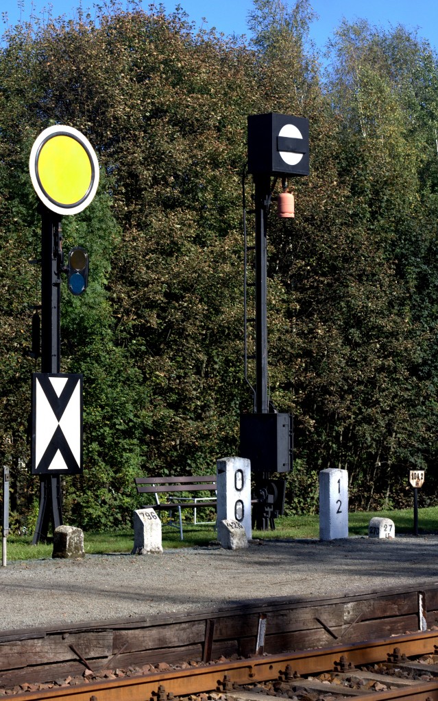 Vorsignal und Gleissperrsignal im Eisenbahnmuseum Schwarzenberg.04.10.2014 12:18 Uhr.