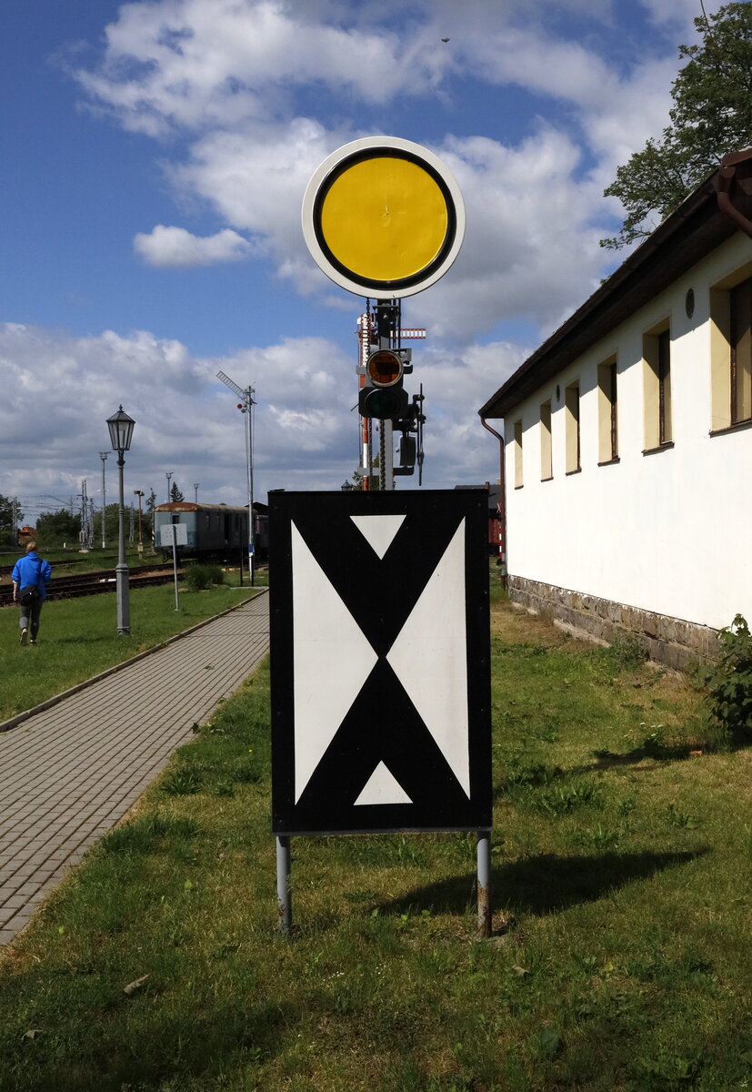 Vorsignaltafel und Vorsignal im Eisenbahnmuseum  Výtopna Jaroměř 
21.05.2022 09:27 Uhr.