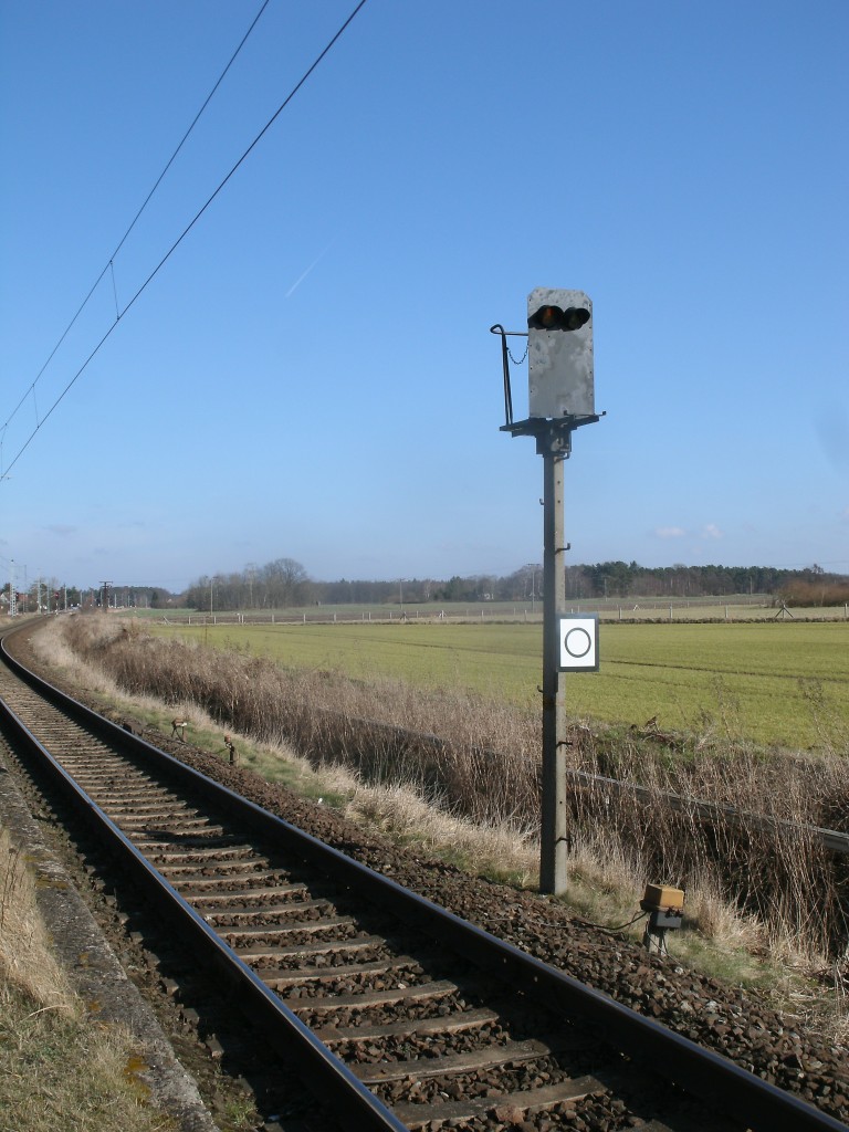 Vorsignalwiederholer im Bahnhof Rövershagen am 23.Februar 2014.