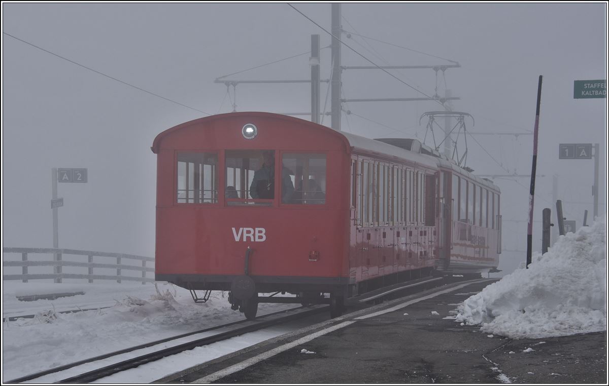 Vorstellwagen 1 und BDhe 2/4 3 erreichen den Gipfel der Rigi. (13.11.2019)