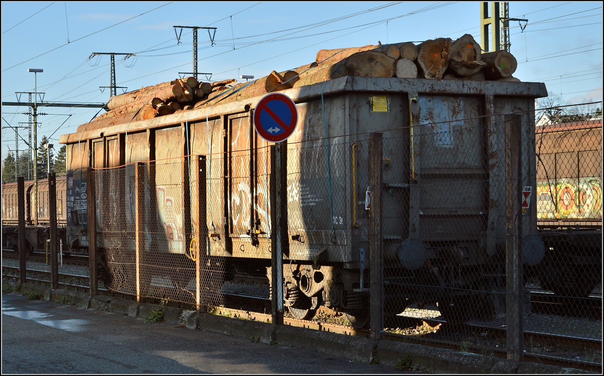 Vorurteile... Wer sagt, dass die Eidgenossen sich nicht um Parkverbote im Nachbarland scheren... Immerhin holte die SBB ihren Wagen noch ab, bevor das Parkverbot in die Sonne kam. Singen, Dezember 2014.