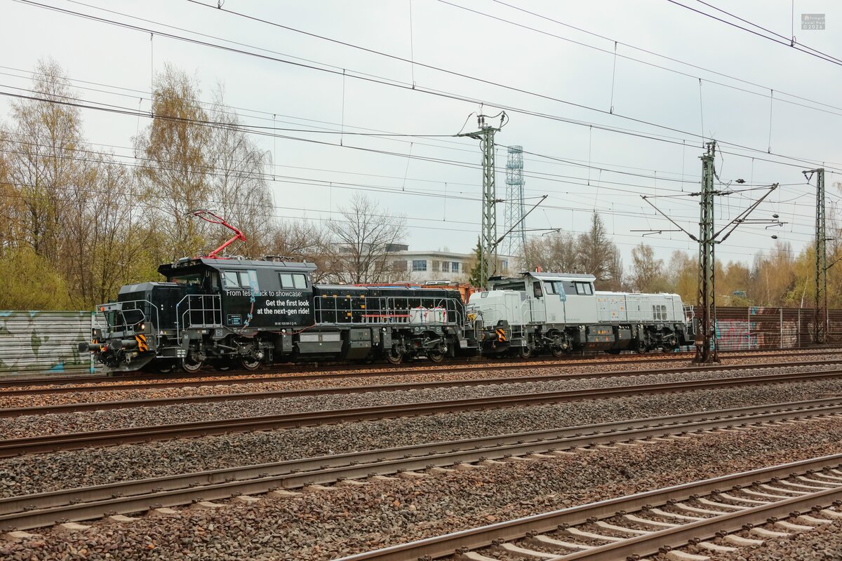 Vossloh 1120 001-5 Modula & 1020 002-4 D-VL Modula in Hamburg Harburg, April 2026.