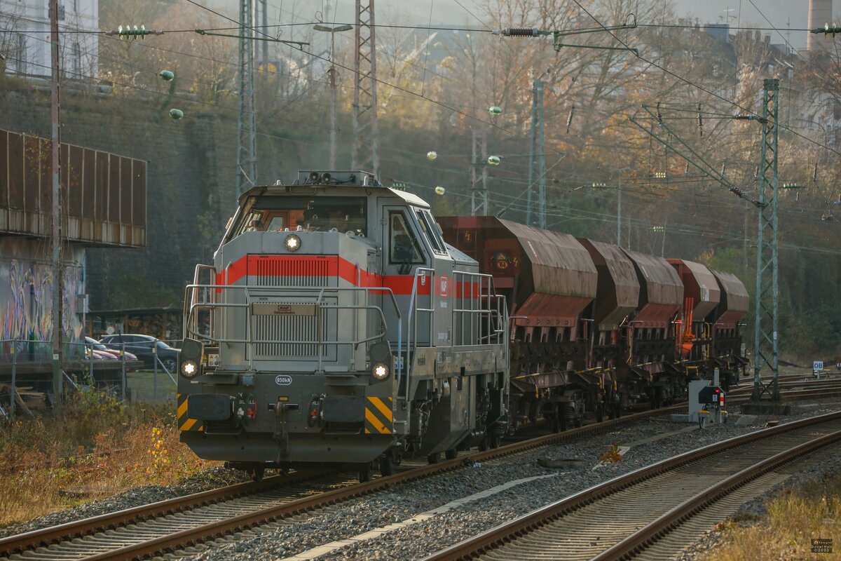 Vossloh 4120 001-7 KAF Falkenhahn mit Schotterzug in Wuppertal, Dezember 2023.