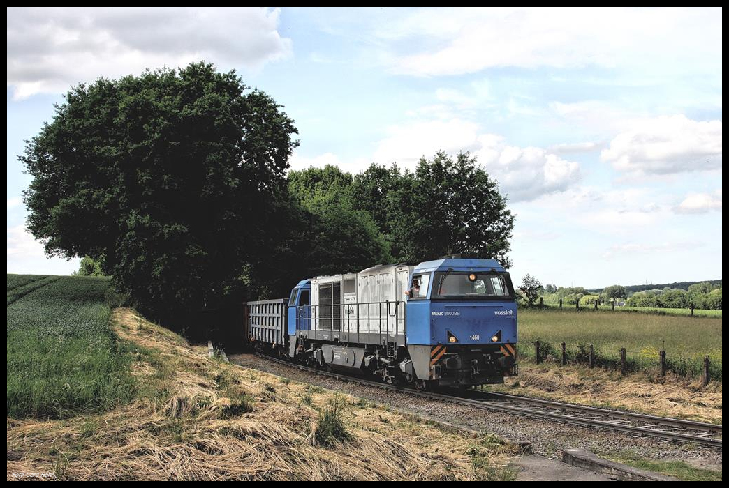 Vossloh BB 2000 ex OHE 1460 erreicht hier mit ihrem Schrottzug auf der Hüttenbahn nach Georgsmarienhütte am 31.5.2017 um 16.59 Uhr den ehemaligen Haltepunkt Augustaschacht in Hasbergen - Ohrbeck.