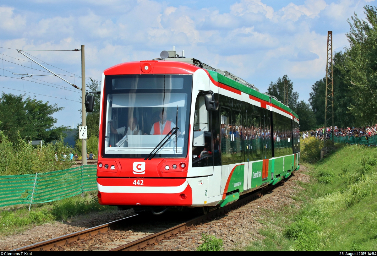 Vossloh Citylink, Wagen 442, der City-Bahn Chemnitz GmbH zeigt sich den Fotografen bei der Lokparade des 28. Heizhausfests im Sächsischen Eisenbahnmuseum Chemnitz-Hilbersdorf (SEM).
[25.8.2019 | 14:54 Uhr]