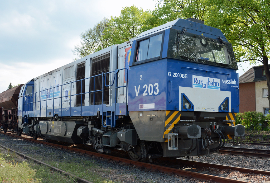 Vossloh G 2000 BB (1272 408-6) der Rurtalbahn Nr. V 203 mit Schotterwagen in Zülpich - 20.04.2014