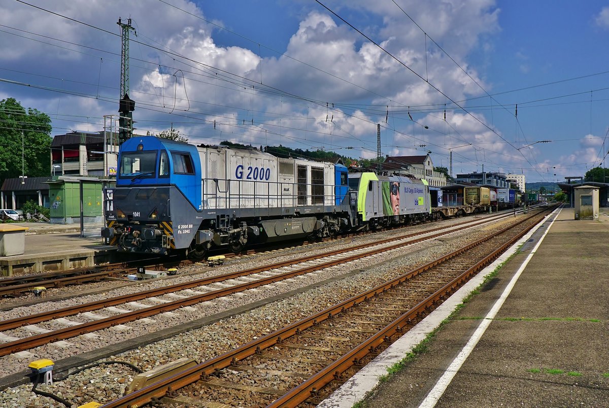 Vossloh G 2000 BB ais Vorspannlok für BLS Cargo 486 508 mit Mischer am 03.09.2017 im nachmittaglichen Tübinger Hauptbahnhof.