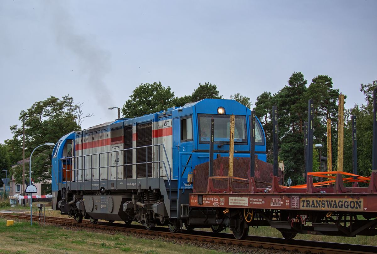 Vossloh G 2000 BB vor der Rangierhalttafel des Bahnhofs Torgelow. - 27.08.2015