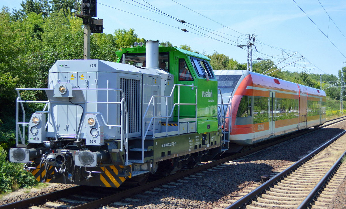 vossloh G 6 der DB (98 80 0650 303-7 D-VL) mit einem Stadler GTW der BR 646 am Haken Richtung Bf. Berlin-Lichtenberg am 31.07.18 Durchfahrt Bf. Berlin-Hohenschönhausen.