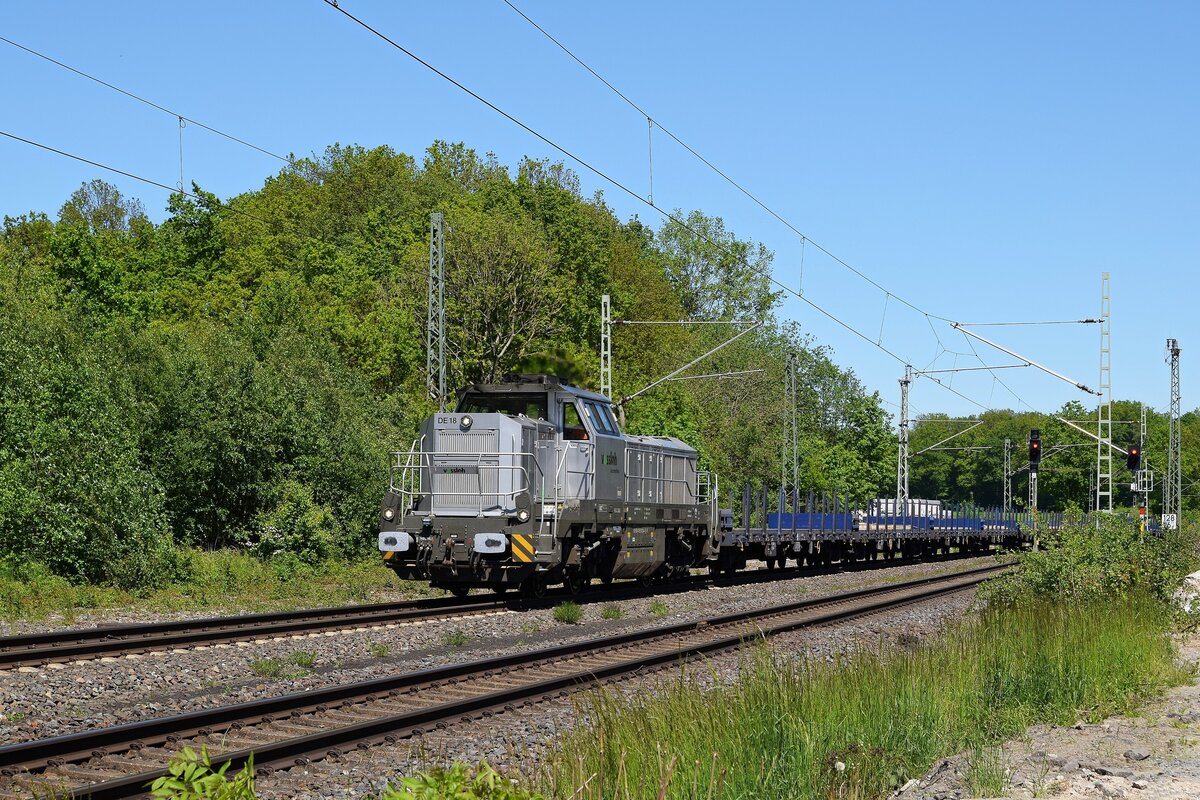 Vossloh Locomotives 4185 013 mit leeren Rungenwagen in Richtung Osnabrück (Vehrte, 31.05.2021).