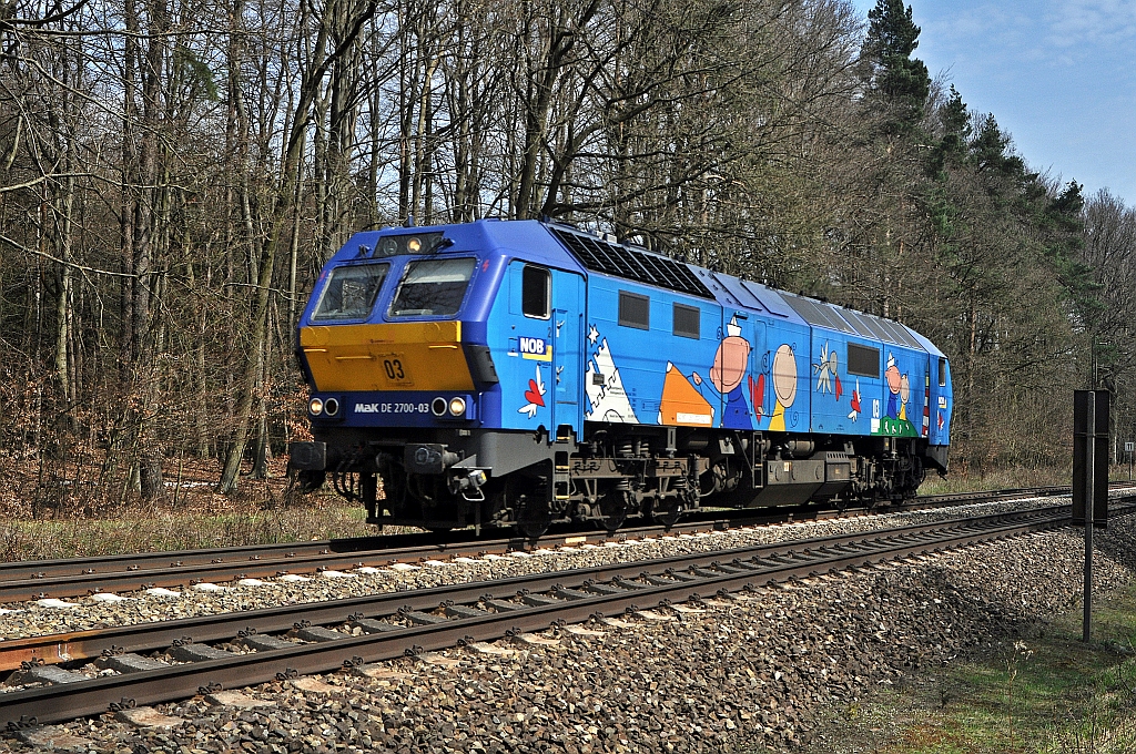 Vossloh Locomotives DE 2700-03 (251 004), vermietet an NOB, befindet sich am 21.04.13 im Wiehengebirge zwischen Ostercappeln und Vehrte auf Leerfahrt in Richtung Osnabrück.