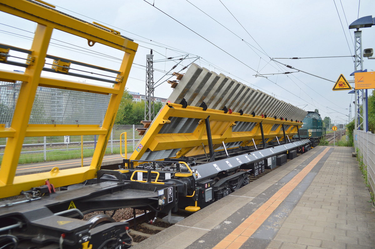 Vossloh Logistics GmbH mit einem ihrer recht neuen Weichentransportwagen Nr. 81 TEN 74 S-LOG 4621 009-5 Sfffgs? am 11.06.20 Bf. Berlin Hohenschönhausen.