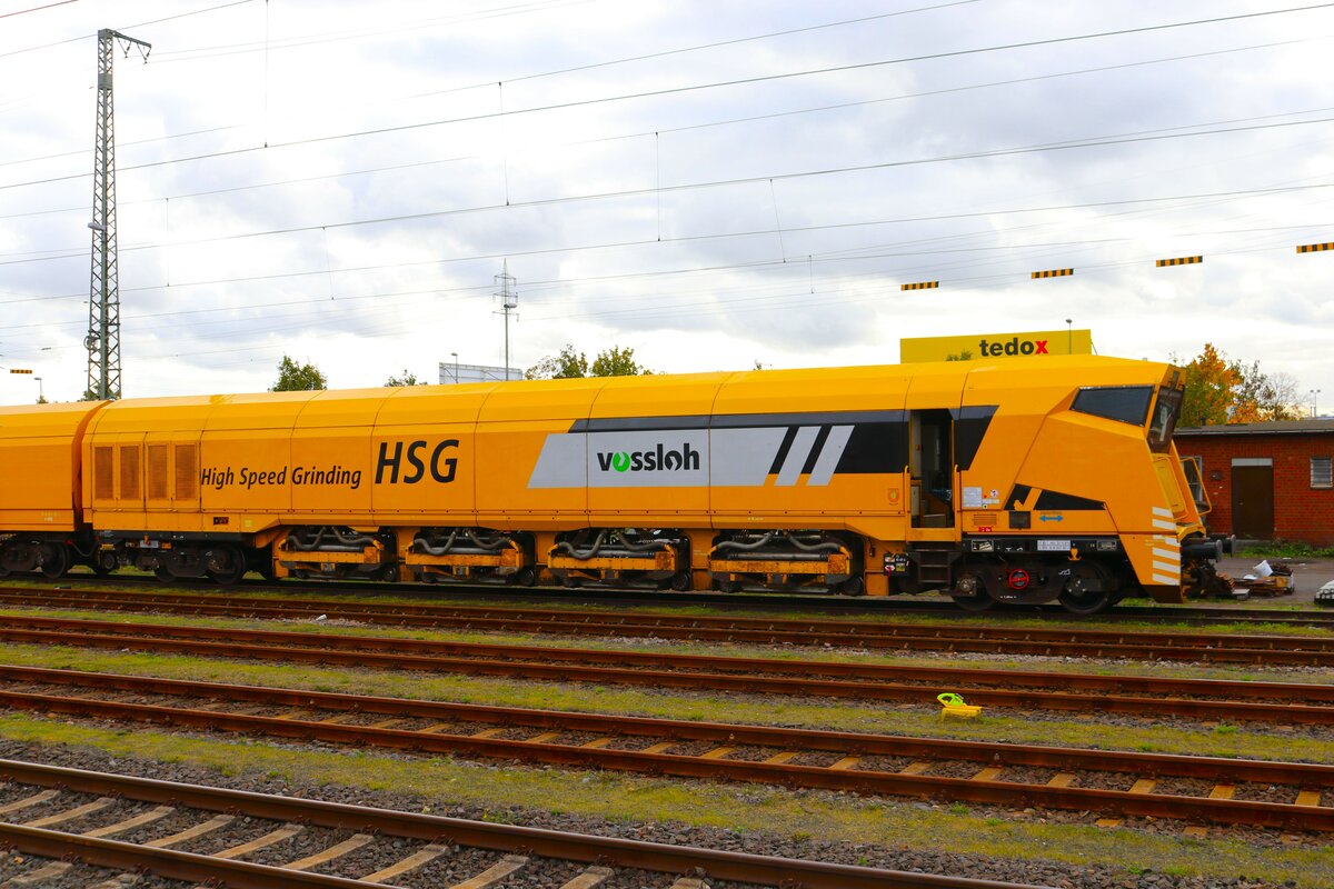 Vossloh Schleifzug HSG-2 mit Alpha Trains Siemens Vectron DualMode 2248 036-6 am 03.11.23 in Hanau Hbf abgestellt vom Bahnsteig aus fotografiert