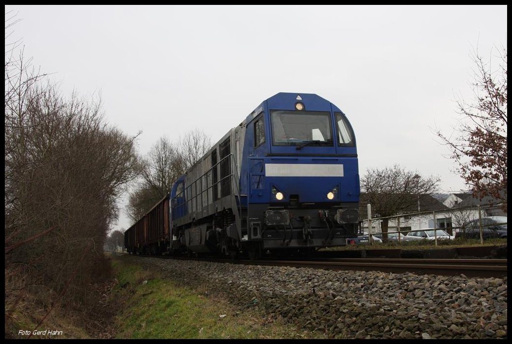 Vosslok G 2000 Lok 273004-2 ATLU mit kurzem Güterzug am 7.2.2017 um 12.13 Uhr am ehemaligen Bahnhof Wulfskotten in Hasbergen. Rechts ist noch der alte Bahnsteig zu sehen!