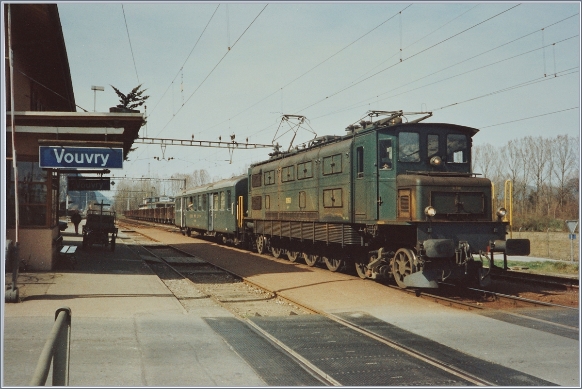 Vouvry vor einigen Jahren mit der SBB Ae 4/7 10960 mit ihrem  GmP  (ohne Güterlast) auf der Fahrt von Bouveret nach St-Maurice beim etwas längeren Halt in Vouvry. 

April 1993