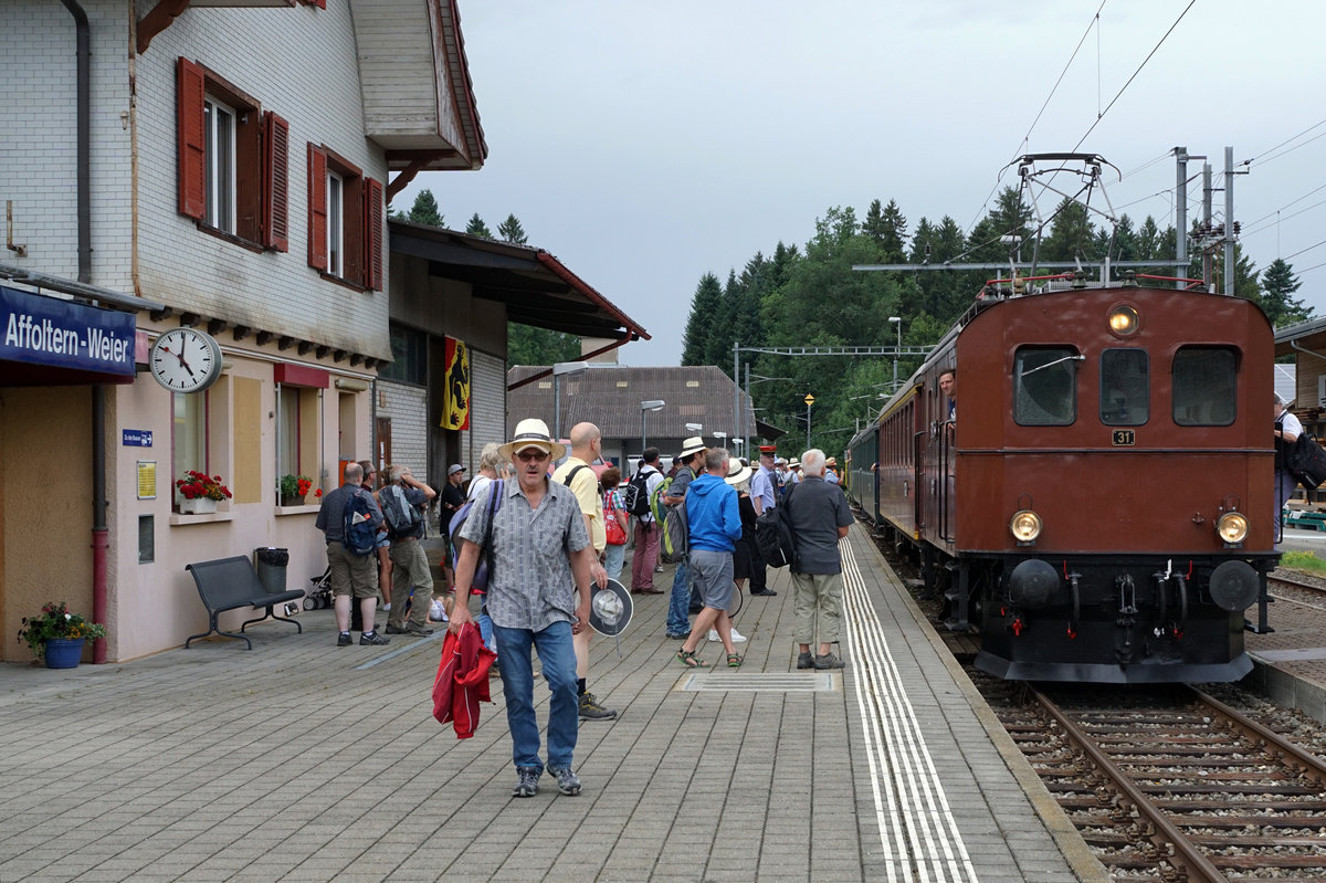 VPM/VHE/DBB: Bernisch - Kantonales Schwingfest in Affoltern i E.
Museumsbahnfahrten / Schwingfestfahrten vom 9. Juli 2017.
Die historischen Elektrozüge brachten die vielen Festbesucher morgens und abends direkt ans Sägemehl des Bernisch Kantonalen Schwingfestes in Affoltern-Weier. Durch den Tag hindurch fanden die ordentlichen Dampffahrten zwischen Huttwil und Sumiswald statt. Auf der Museumsbahn herrschte Hochbetrieb.
Einfahrt des VHE Zuges Affoltern-Weier - Huttwil mit dem Te 2/3 31.
Foto: Walter Ruetsch