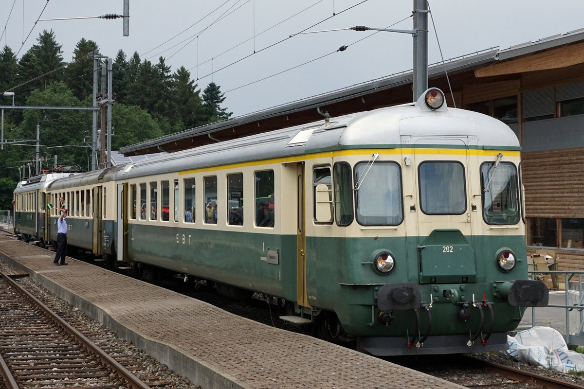 VPM/VHE/DBB: Bernisch - Kantonales Schwingfest in Affoltern i E.
Museumsbahnfahrten / Schwingfestfahrten vom 9. Juli 2017.
Die historischen Elektrozüge brachten die vielen Festbesucher morgens und abends direkt ans Sägemehl des Bernisch Kantonalen Schwingfestes in Affoltern-Weier. Durch den Tag hindurch fanden die ordentlichen Dampffahrten zwischen Huttwil und Sumiswald statt. Auf der Museumsbahn herrschte Hochbetrieb. Wie in alten Zeiten erfolgten die Bahnhofsdurchsagen sowie die Zugsabfertigungen mit der Kelle durch den Bahnhofvorstand mit der roten Mütze.
Foto: Walter Ruetsch 