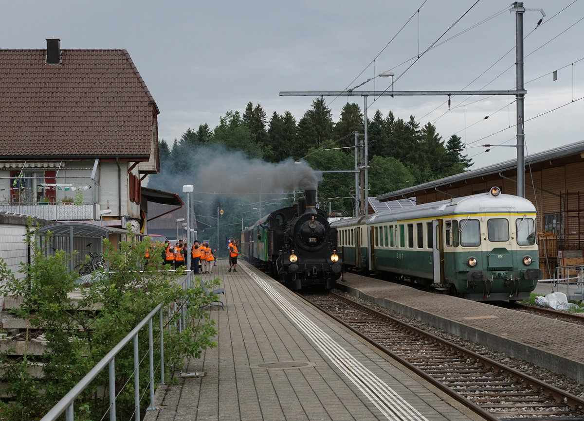VPM/VHE/DBB: Bernisch - Kantonales Schwingfest in Affoltern i E.
Museumsbahnfahrten / Schwingfestfahrten vom 9. Juli 2017.
Die historischen Elektrozüge brachten die vielen Festbesucher morgens und abends direkt ans Sägemehl des Bernisch Kantonalen Schwingfestes in Affoltern-Weier. Durch den Tag hindurch fanden die ordentlichen Dampffahrten zwischen Huttwil und Sumiswald statt. Auf der Museumsbahn herrschte Hochbetrieb.
Grosser Bahnhof Affoltern-Weier mit dem DBB Dampfzug mit der Eb 5810 und dem VPM Pendelzug mit dem BDe 4/4 201.
Foto: Walter Ruetsch 