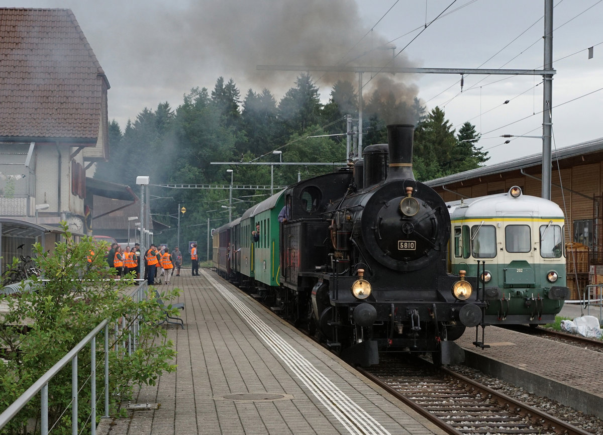 VPM/VHE/DBB: Bernisch - Kantonales Schwingfest in Affoltern i E.
Museumsbahnfahrten / Schwingfestfahrten vom 9. Juli 2017.
Die historischen Elektrozüge brachten die vielen Festbesucher morgens und abends direkt ans Sägemehl des Bernisch Kantonalen Schwingfestes in Affoltern-Weier. Durch den Tag hindurch fanden die ordentlichen Dampffahrten zwischen Huttwil und Sumiswald statt. Auf der Museumsbahn herrschte Hochbetrieb.
DBB Dampfzug bestehend aus Eb 3/5 5810 + C2 + C2 + F2 + Bi + Bi bei einem Zwischenhalt in Affoltern-Weier.
Foto: Walter Ruetsch
