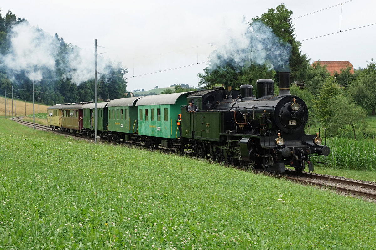 VPM/VHE/DBB: Bernisch - Kantonales Schwingfest in Affoltern i E.
Museumsbahnfahrten / Schwingfestfahrten vom 9. Juli 2017.
Die historischen Elektrozüge brachten die vielen Festbesucher morgens und abends direkt ans Sägemehl des Bernisch Kantonalen Schwingfestes in Affoltern-Weier. Durch den Tag hindurch fanden die ordentlichen Dampffahrten zwischen Huttwil und Sumiswald statt. Auf der Museumsbahn herrschte Hochbetrieb.
Der ausserordentlich lange DBB Dampfzug bestehend aus Eb 3/5 5810 + C2 + C2 + F2 + Bi + Bi auf voller Fahrt zwischen Huttwil und Dürrenroth.
Foto: Walter Ruetsch

