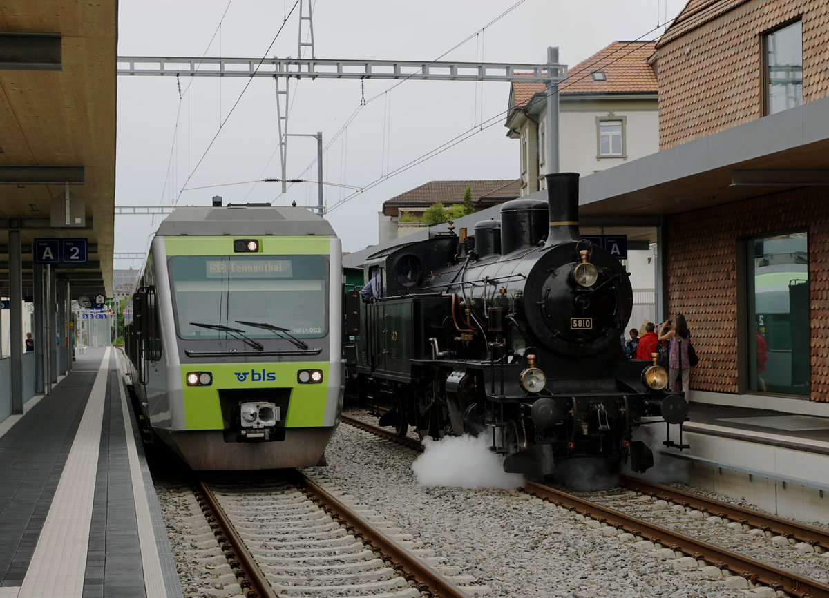 VPM/VHE/DBB: Bernisch - Kantonales Schwingfest in Affoltern i E.
Museumsbahnfahrten / Schwingfestfahrten vom 9. Juli 2017.
Die historischen Elektrozüge brachten die vielen Festbesucher morgens und abends direkt ans Sägemehl des Bernisch Kantonalen Schwingfestes in Affoltern-Weier. Durch den Tag hindurch fanden die ordentlichen Dampffahrten zwischen Huttwil und Sumiswald statt. Auf der Museumsbahn herrschte Hochbetrieb.
EINST Eb 3/5 5810 (1912) und JETZT RABe 525 NINA (1998-2005) in Huttwil.
Foto: Walter Ruetsch 
