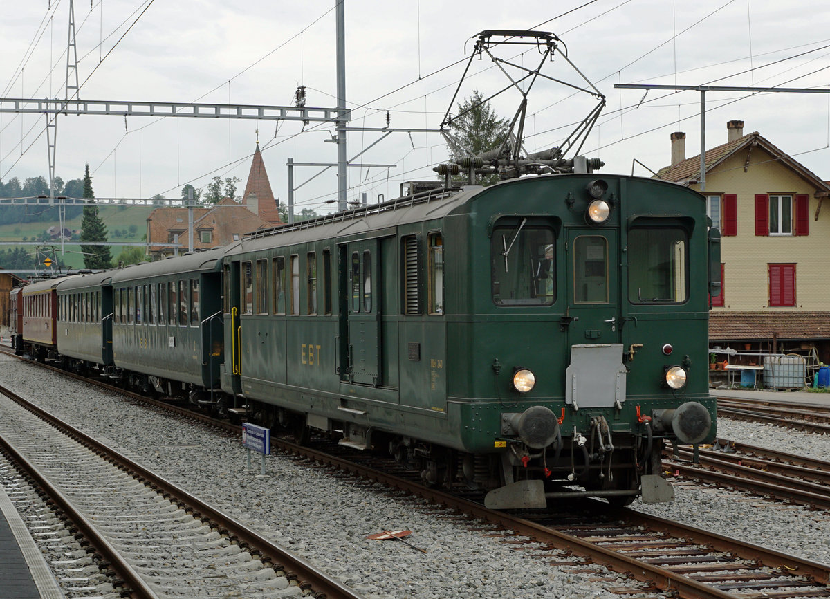 VPM/VHE/DBB: Bernisch - Kantonales Schwingfest in Affoltern i E.
Museumsbahnfahrten / Schwingfestfahrten vom 9. Juli 2017.
Die historischen Elektrozüge brachten die vielen Festbesucher morgens und abends direkt ans Sägemehl des Bernisch Kantonalen Schwingfestes in Affoltern-Weier. Durch den Tag hindurch fanden die ordentlichen Dampffahrten zwischen Huttwil und Sumiswald statt. Auf der Museumsbahn herrschte Hochbetrieb.
Der VHE Nostalgiezug bestehend aus BDe 2/4 240 + Bi 527 + B 538 + WR 9963 + Te 2/3 31 auf den nächsten Einsatz wartend in Huttwil.
Foto: Walter Ruetsch 
