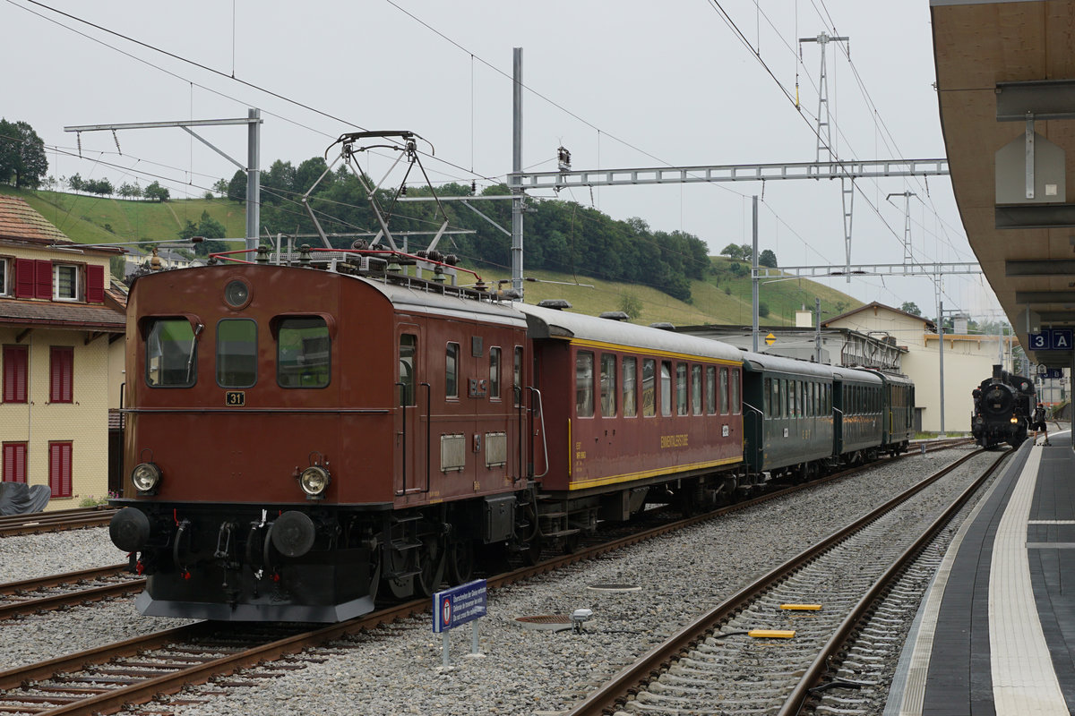 VPM/VHE/DBB: Bernisch - Kantonales Schwingfest in Affoltern i E.
Museumsbahnfahrten / Schwingfestfahrten vom 9. Juli 2017.
Die historischen Elektrozüge brachten die vielen Festbesucher morgens und abends direkt ans Sägemehl des Bernisch Kantonalen Schwingfestes in Affoltern-Weier. Durch den Tag hindurch fanden die ordentlichen Dampffahrten zwischen Huttwil und Sumiswald statt. Auf der Museumsbahn herrschte Hochbetrieb.
Der VHE Nostalgiezug bestehend aus Te 2/3 31 + Bi 527 + B 538 + WR 9963 + BDe 2/4 240 auf den nächsten Einsatz wartend in Huttwil.
Foto: Walter Ruetsch 

