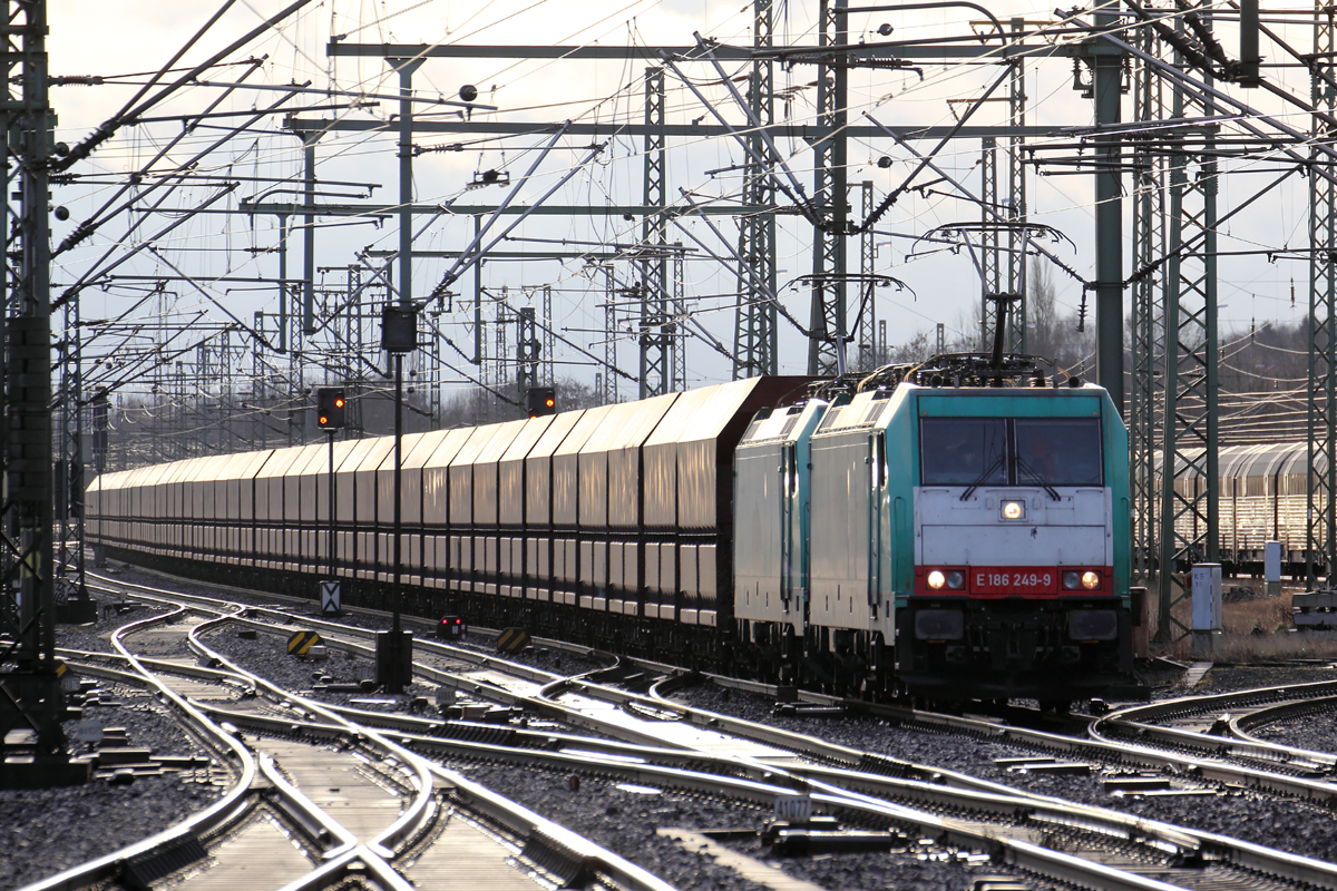 VPS 186 249-9 mit 186 247-3 durchfahren Hamburg-Harburg 16.1.2018