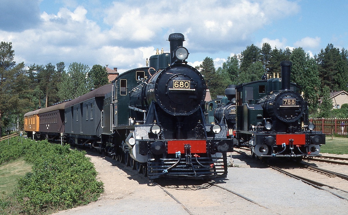 VR Hv2 680 und Vr1 788 im Juni 1990 im Dampflokpark Haapamäki