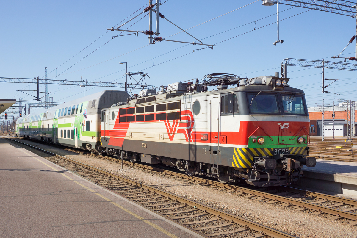 VR-Lok 3028 vor einem IC2 am 20.04.2018 in Turku