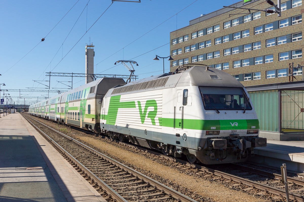 VR Lok 3244 mit einem IC in Richtung Helsinki am 30.05.2018 in Tampere