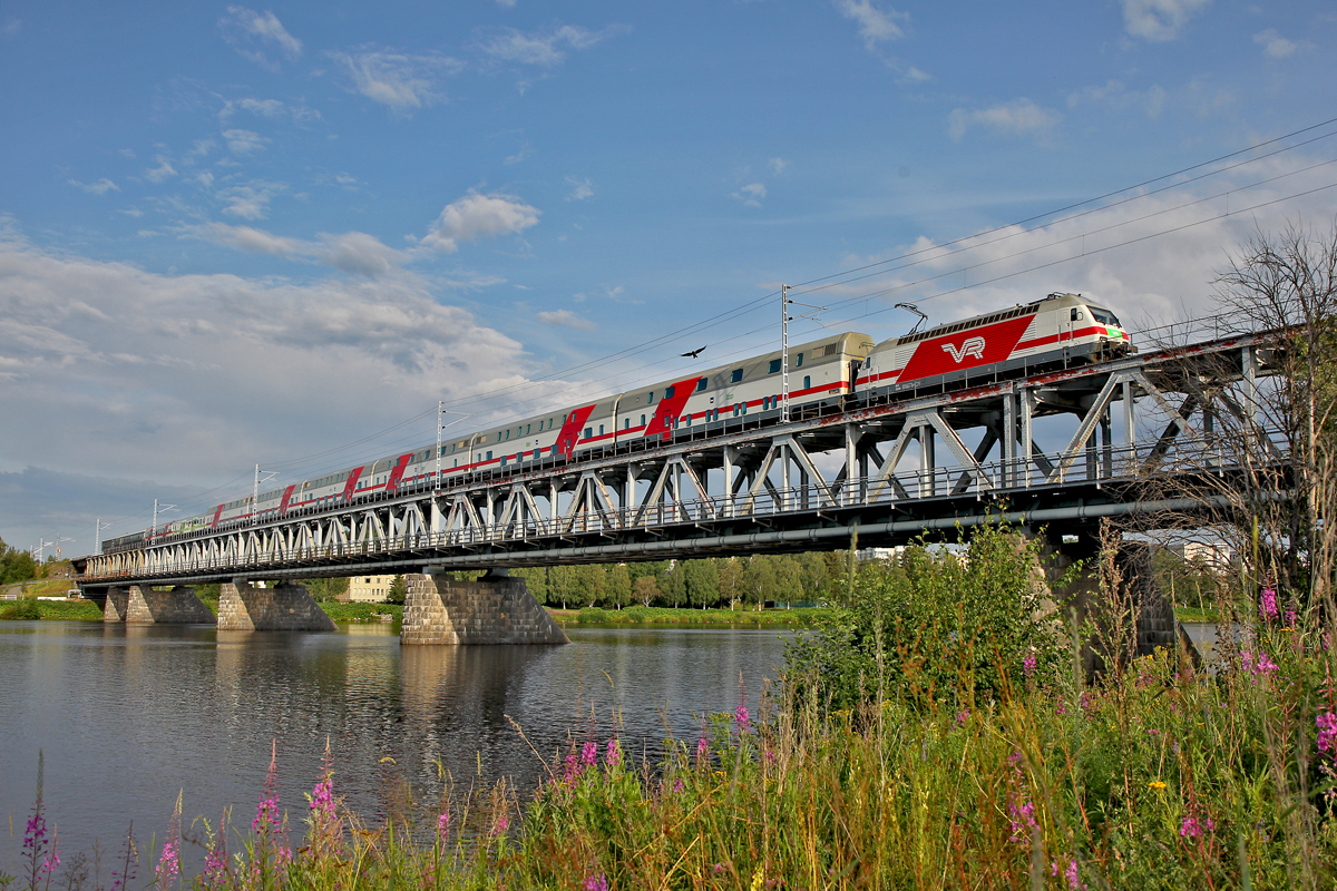 Vr Lok der Baureihe Sr2 3228 fährt mit dem Pikajuna 265 über die Eisenbahnbrücke von Rovaniemi nach Kemijärvi.Bild vom 22.7.2014