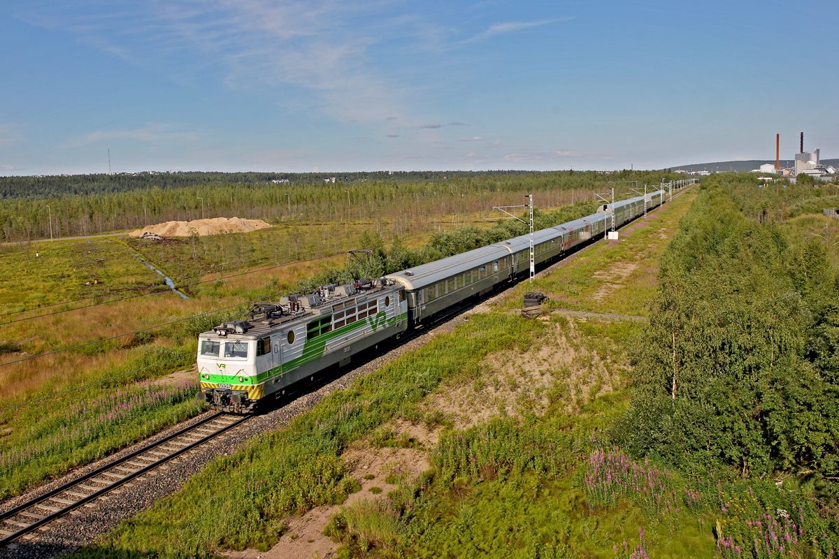 Vr Lok Sr1 3025 verlässt mit dem Nachtzug P 266 nach Helsinki die Stadt Rovaniemi.Bild vom 21.7.2014