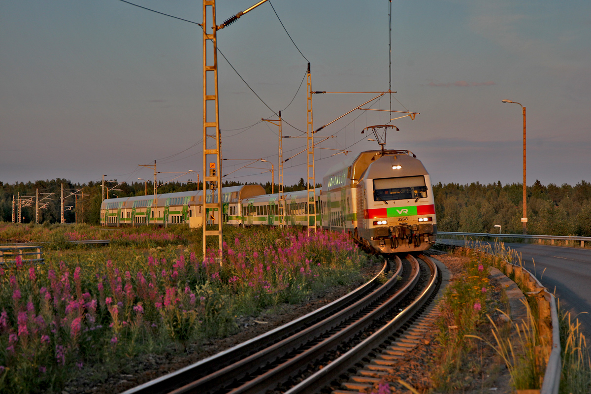 Vr Lok Sr2 3208 fährt nachts mit dem Ic 49 nach Rovaniemi bei Kemi vorbei.Bild vom 22.7.2014