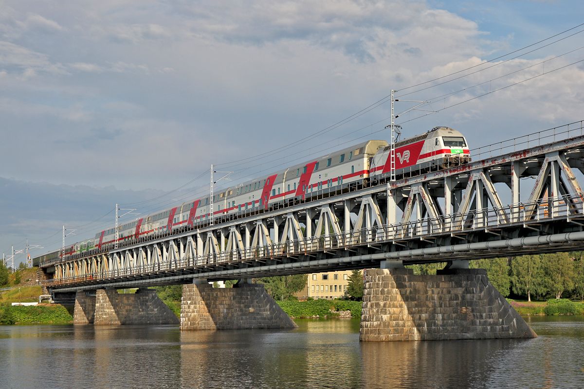 Vr Lok Sr2 3228 rollt mit dem Pikajuna P 265 über die Eisenbahnbrücke in Rovaniemi nach Kemijärvi.Bild vom 22.7.2014