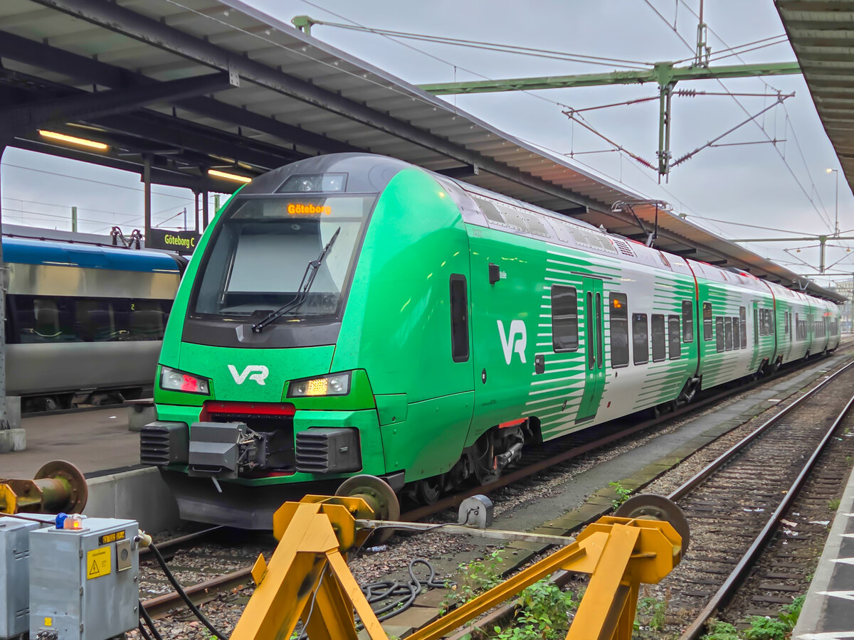 VR Sverige Zug X74 001 aus Stockholm ist in G�teborg C angekommen, 02.10.2026.