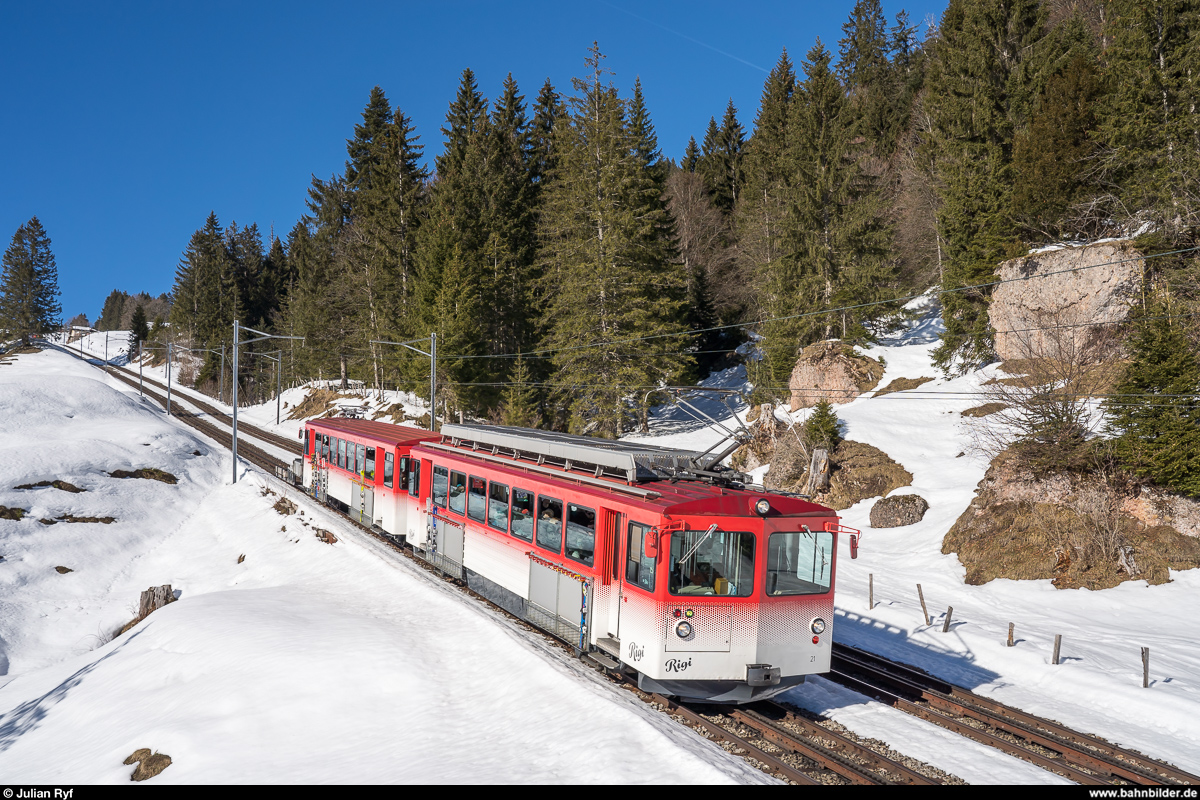 VRB BDhe 4/4 21 mit Bt 31 und Flachwagen am 16. Februar 2019 auf Talfahrt oberhalb Romiti-Felsentor.