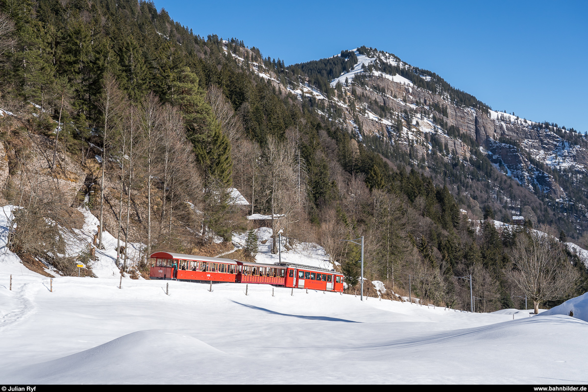 VRB BDhe 4/4 5 von 1964 mit B 15 und B 16 am 16. Februar 2019 auf Bergfahrt kurz vor der Station Romiti-Felsentor.