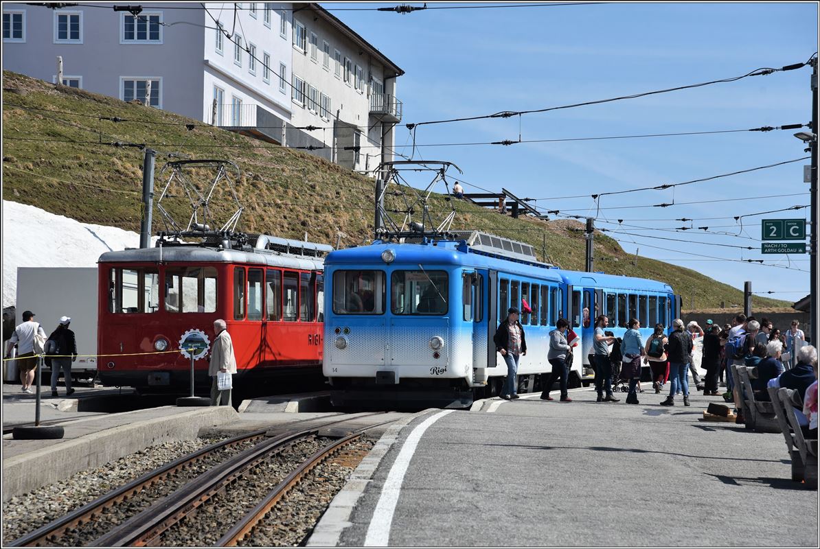 VRB Bhe 2/4 1 mit Vorstellwagen und ARB Bhe 2/4 13 und Bt 23 in Rigi Kulm. (20.04.2018)