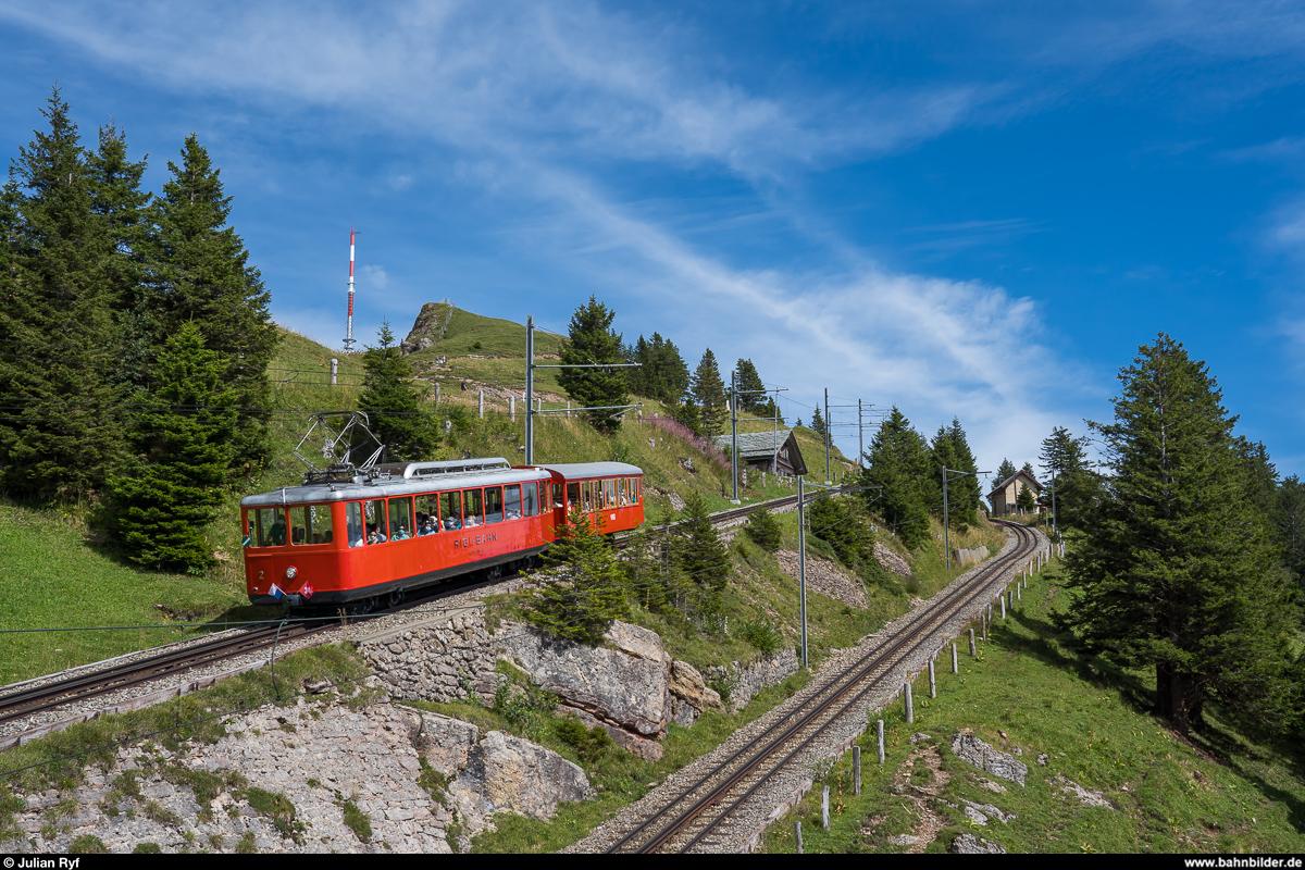 VRB Bhe 2/4 2 mit Vorstellwagen am 19. August 2020 auf Talfahrt zwischen Rigi Kulm und Rigi Staffel.