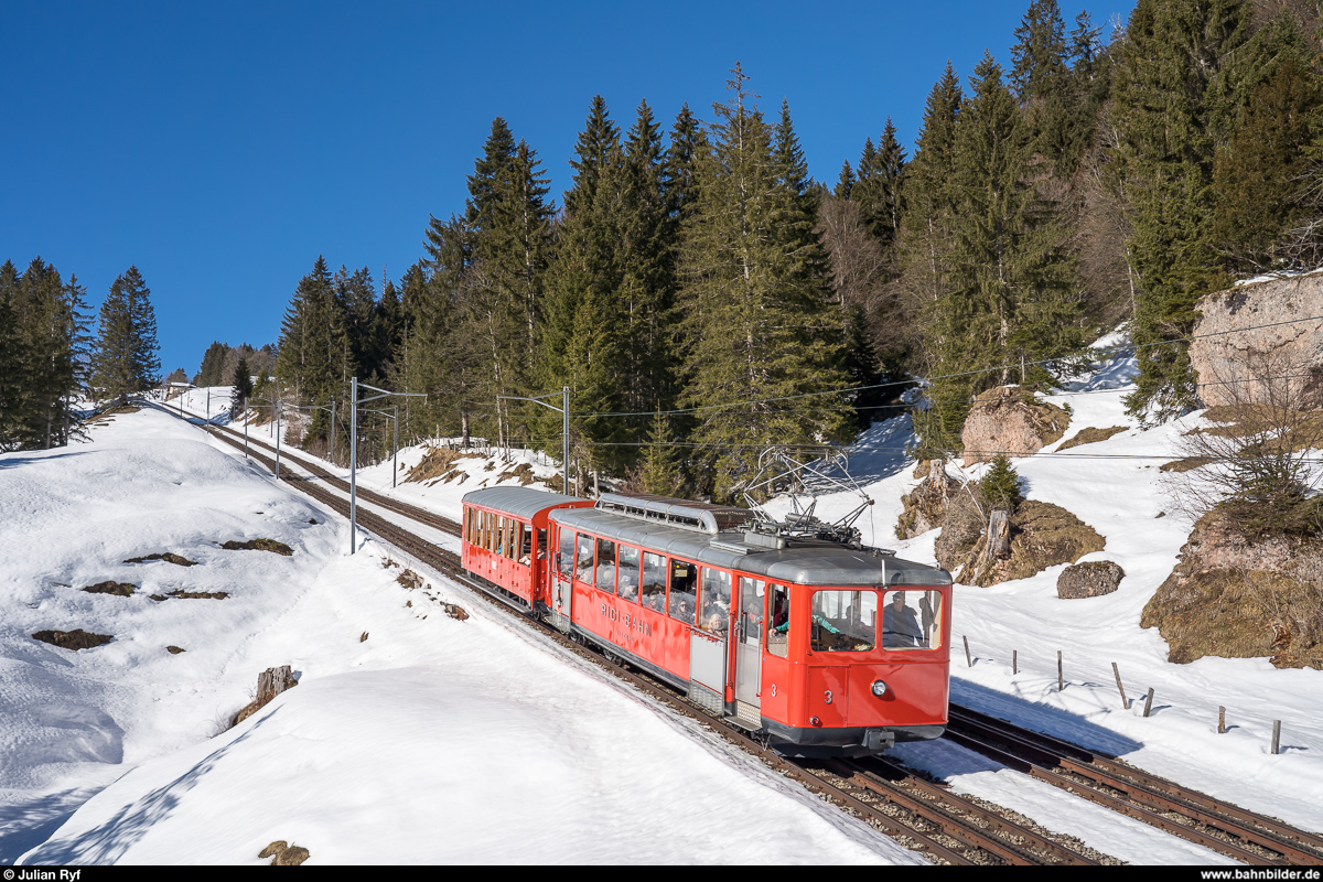 VRB Bhe 2/4 3 von 1937 mit B 8 am 16. Februar 2019 auf Talfahrt oberhalb Romiti-Felsentor.