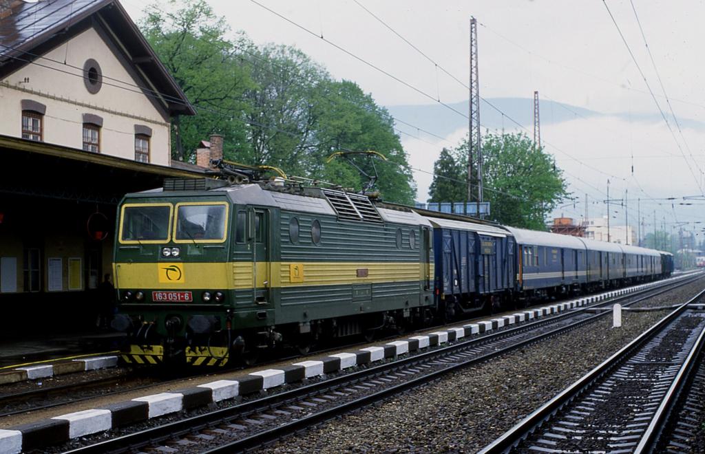 Vrutky 3.5.2003
163051 steht bei strmendem Regen mit einem langen Postzug nach Kosice 
am Hausbahnsteig.
